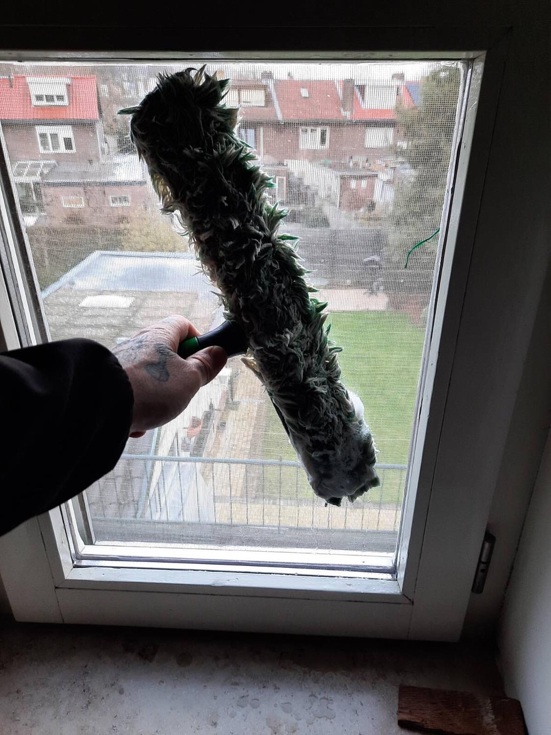 Ruitenwasser met een mop voor een raam